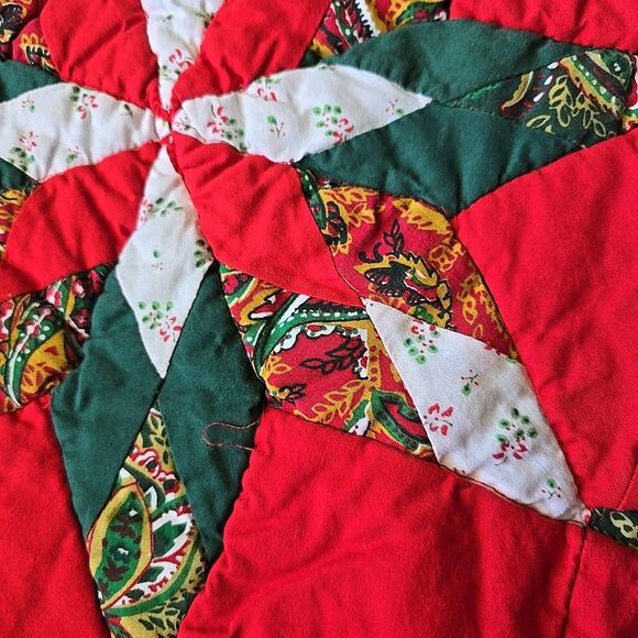 Vintage 52” Red White Green Quilted Star Country Christmas Quilt Tree Skirt - Picture 4 of 6